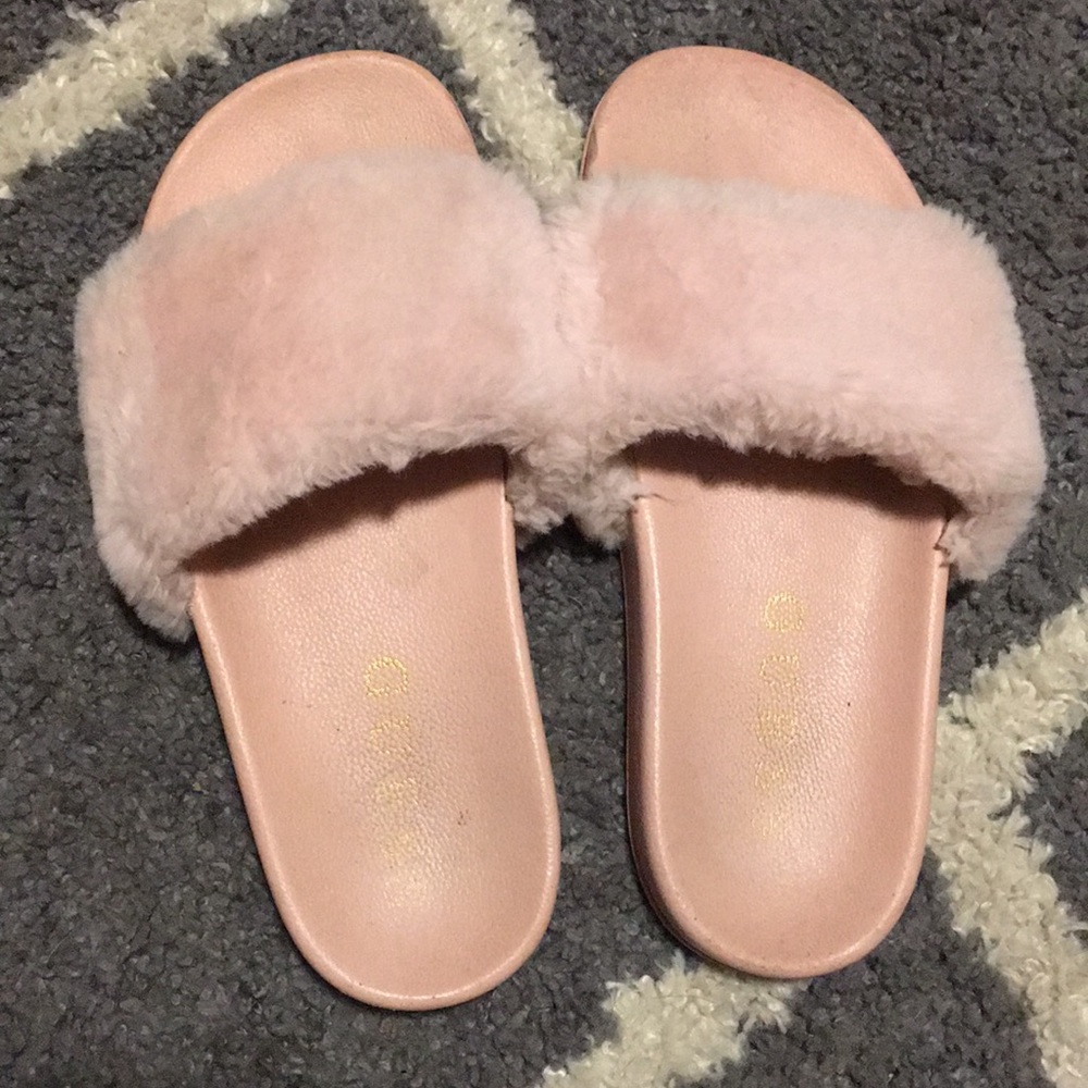 Guess Fuzzy Slides - Picture 2 of 4